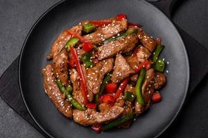 delizioso asiatico teriyaki carne con rosso e verde campana peperoni foto