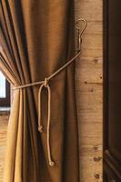 d'oro titolare con un' corda per camera tende. frammento foto tenda, interno dettaglio, tenda dettaglio vicino su