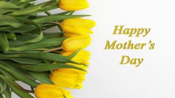 contento La madre di giorno. saluto carta per La madre di giorno. giallo tulipano fiori isolato su bianca sfondo, per il tuo creativo design e decorazione foto