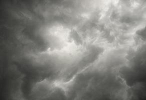 di spessore nero nuvole nel il cielo prima il tempesta foto