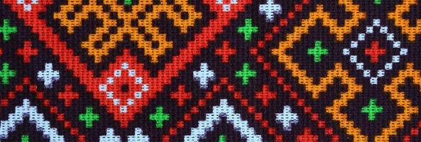 tradizionale ucraino popolare arte a maglia ricamo modello su tessile tessuto foto