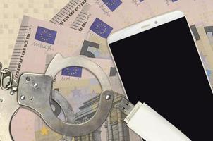 5 Euro fatture e smartphone con polizia manette. concetto di gli hacker phishing attacchi, illegale truffa o il malware morbido distribuzione foto