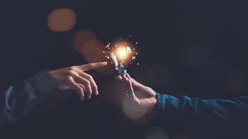 soluzione concetto e dimostrando comando Strategie, creatività quello volontà condurre il attività commerciale nel il giusto direzione, con innovazione e cervello energia a partire dal brainstorming, umano mano e leggero lampadina foto