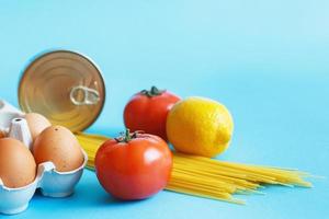 diverso salutare cibo prodotti su un' blu sfondo. superiore Visualizza. frutta, verdura, uova e drogheria in linea negozio. foto