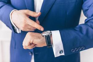 guardare a lusso orologio su mano dai un'occhiata il tempo.uomo d'affari concetto per gestione tempo organizzazione lavoro, puntualità, appuntamento. alla moda indossare elegante foto