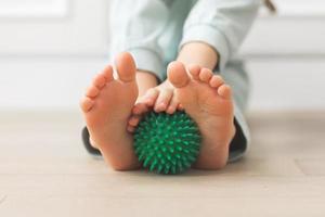 fisico terapia, neuro psicologia, ortopedico correzione, esercizio con sollievo massaggio palla sviluppo di tattile sensazioni, esercizio per il motore abilità di mani, miofasciali pubblicazione, verde natura colori foto