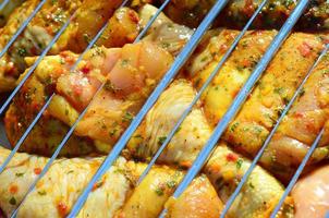 marinato pollo gambe su caldo bbq carbone campo griglia foto