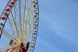 divertimento Ferris ruota contro il chiaro blu cielo foto