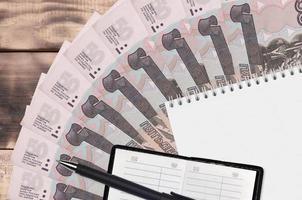 50 russo rubli fatture fan e bloc notes con contatto libro e nero penna. concetto di finanziario pianificazione e attività commerciale strategia foto