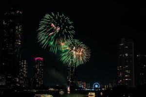 fuochi d'artificio celebrazione su il fiume nel il buio cielo foto