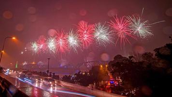 colorato fuochi d'artificio a partire dal vijit chao Phraya su buddhayodfa chulalok maharat ponte, bangkok, Tailandia foto