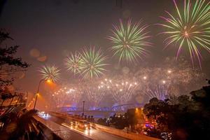 colorato fuochi d'artificio a partire dal vijit chao Phraya su buddhayodfa chulalok maharat ponte, bangkok, Tailandia. foto