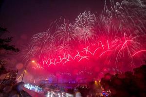 colorato fuochi d'artificio a partire dal vijit chao Phraya su buddhayodfa chulalok maharat ponte, bangkok, Tailandia. foto