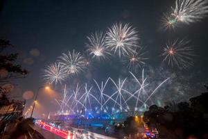 colorato fuochi d'artificio a partire dal vijit chao Phraya su buddhayodfa chulalok maharat ponte, bangkok, Tailandia. foto