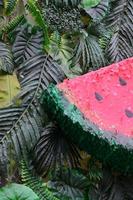 tropicale modello con giungla le foglie e anguria frutta floreale sfondo foto