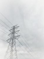 Questo è un' foto di un extra alto voltaggio alto linea Torre Soaring alto in il cielo.
