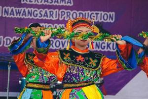 Giacarta, Indonesia nel novembre 2022. giovane bambini che vanno a partire dal scuola materna per elementare scuola siamo assunzione parte nel il nazionale arcipelago danza concorrenza. foto