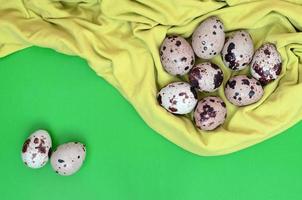 Quaglia uova su un' leggero verde superficie, superiore Visualizza, vuoto posto per t foto