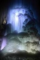 grande blocchi di ghiaccio congelato cascata o caverna sfondo foto