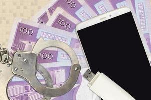 100 filippino piso fatture e smartphone con polizia manette. concetto di gli hacker phishing attacchi, illegale truffa o il malware morbido distribuzione foto