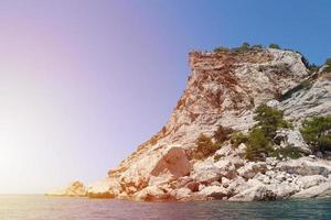 paesaggio di tacchino naturale roccia montagne al di sopra di blu mare acqua foto