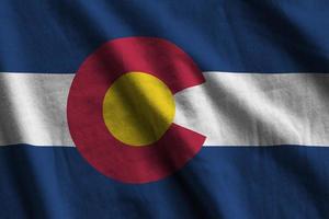 Colorado noi stato bandiera con grande pieghe agitando vicino su sotto il studio leggero al chiuso. il ufficiale simboli e colori nel bandiera foto