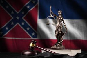 Mississippi nuovo noi stato bandiera con statua di signora giustizia, costituzione e giudice martello su nero drappeggio. concetto di giudizio e colpa foto