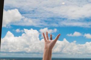 preghiere mani su blu cielo sfondo, giovane uomo pregato,religione e spiritualità con credere foto