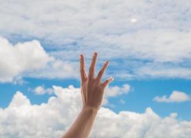 preghiere mani su blu cielo sfondo, giovane uomo pregato,religione e spiritualità con credere foto