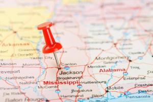 rosso clericale ago su un' carta geografica di Stati Uniti d'America, Sud Mississippi e il capitale jackson. vicino su carta geografica di Sud Mississippi con rosso bordeggiare foto