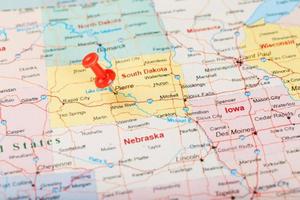 rosso clericale ago su un' carta geografica di Stati Uniti d'America, Sud dakota e il capitale pierre. vicino su carta geografica di Sud dakota con rosso bordeggiare foto