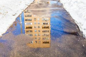 riflessione di Casa nel pozzanghera di fusione neve foto