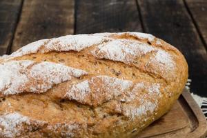 baguette pane nel taglio tavola foto