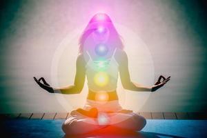 giovane aura donna nel yoga meditazione con natura Sette chakra e yin yang simboli. foto