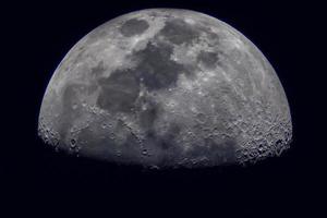 superficie di il Luna su nero sfondo, vicino su. foto