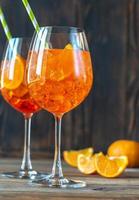 bicchieri di aperol spritz cocktail foto