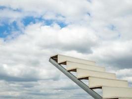 bianca scala di successo con un' cielo sfondo foto