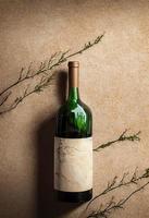 vino bottiglia con pianta decorazione su naturale pietra sfondo. Prodotto presente foto