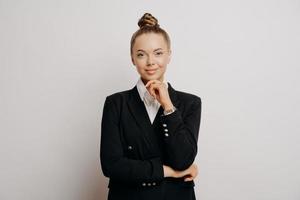 signora attraente professionale di affari che posa nello studio foto