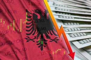 Albania bandiera e grafico caduta noi dollaro posizione con un' fan di dollaro fatture foto