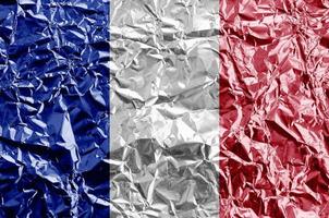 Francia bandiera raffigurato nel dipingere colori su brillante spiegazzato alluminio Foglio avvicinamento. strutturato bandiera su ruvido sfondo foto