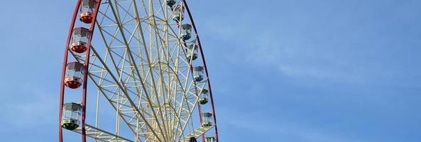 divertimento Ferris ruota contro il chiaro blu cielo foto