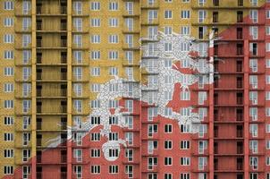 bhutan bandiera raffigurato nel dipingere colori su multipiano residenziale edificio sotto costruzione. strutturato bandiera su mattone parete sfondo foto