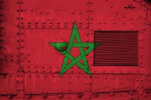 Marocco bandiera raffigurato su lato parte di militare blindato serbatoio avvicinamento. esercito forze concettuale sfondo foto