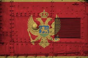 montenegro bandiera raffigurato su lato parte di militare blindato serbatoio avvicinamento. esercito forze concettuale sfondo foto