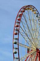 divertimento Ferris ruota contro il chiaro blu cielo foto