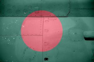 bangladesh bandiera raffigurato su lato parte di militare blindato elicottero avvicinamento. esercito forze aereo concettuale sfondo foto