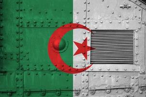 algeria bandiera raffigurato su lato parte di militare blindato serbatoio avvicinamento. esercito forze concettuale sfondo foto