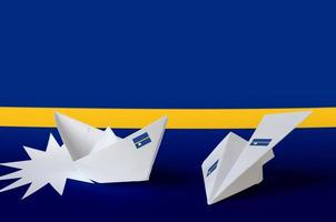 nauru bandiera raffigurato su carta origami aereo e barca. fatto a mano arti concetto foto