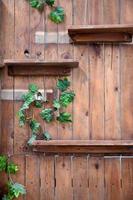 vuoto legna mensola su di legno decorativo parete nel buio Marrone colore foto